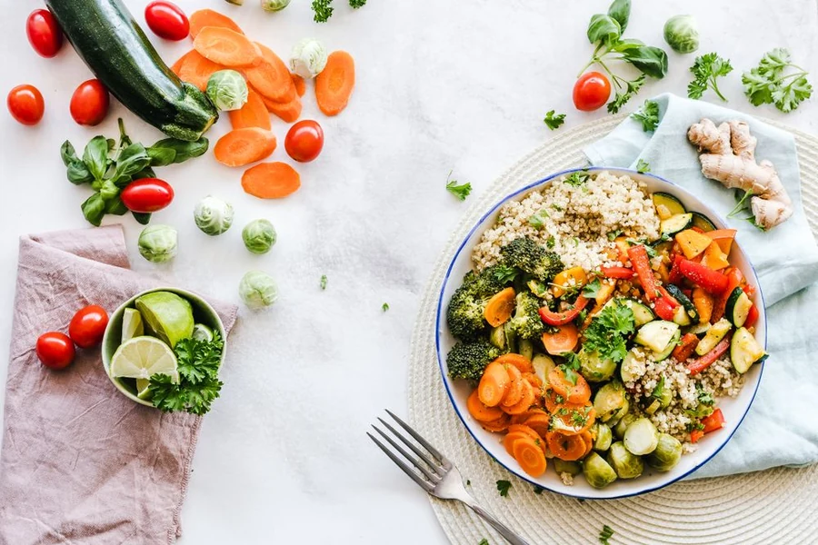 Semangkuk salad dengan aneka sayuran — foto stok ilustratif, bukan praktisi, pasien, atau dukungan Care Medika